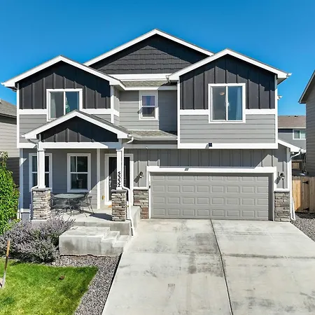 Modern 4-Bed Retreat With Fire Pit - Near Downtown & Airport Villa